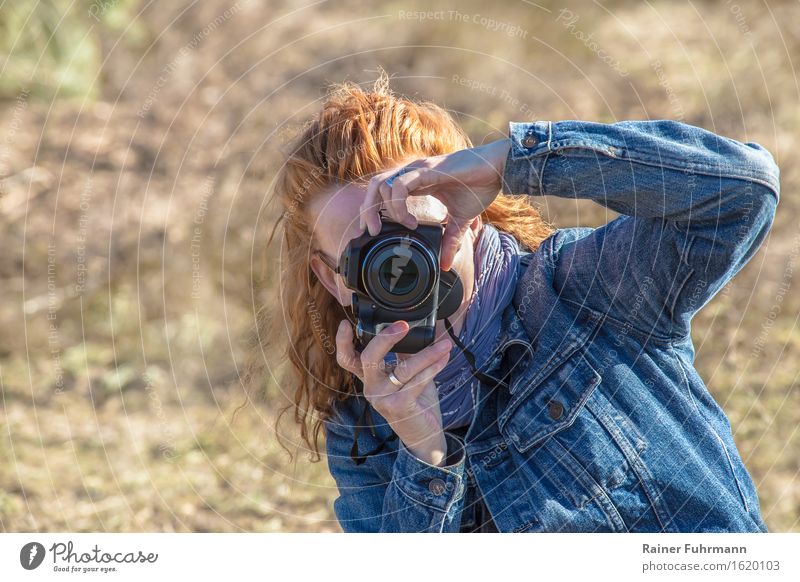 eine Frau schießt schnell ein paar illegale Fotos Mensch feminin Erwachsene 1 Schönes Wetter rothaarig erleben Kommunizieren Überwachung Werbung "Paparazzo