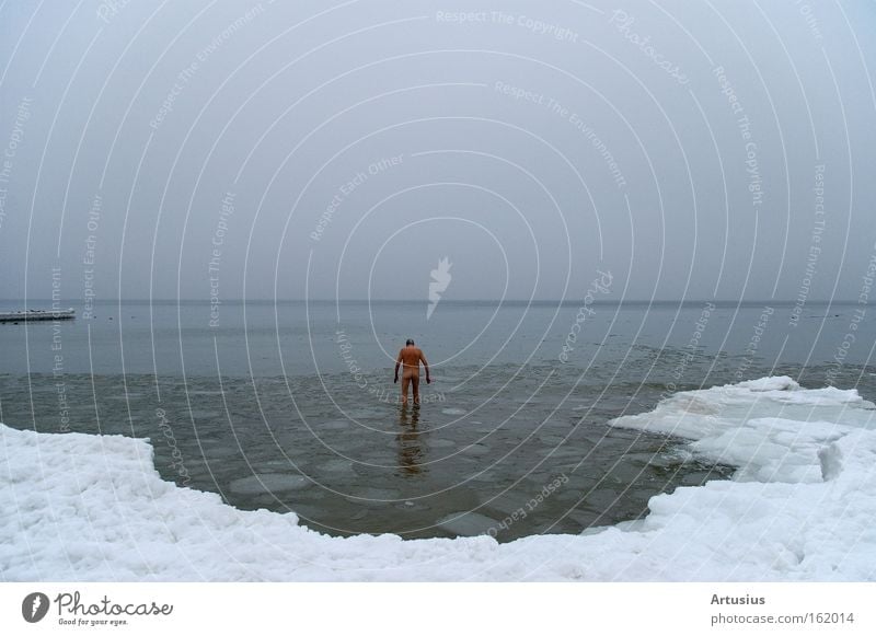nackter Mann geht in der Ostsee eisbaden abhärten Schwimmen & Baden Eis Eisbaden frieren Gesundheit kalt Meer Schnee Wasser Winter Senior