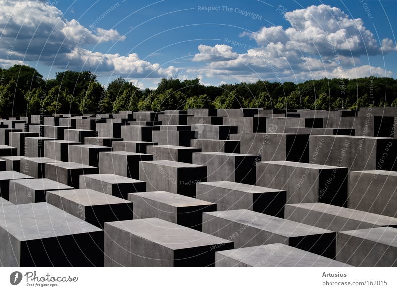 jüdisches Denkmal Berlin Blick Denken erinnern Massenmord Holocaustgedenkstätte Judentum Pause Stein Verkehrswege Moral Kuben kubus Wolkenformation