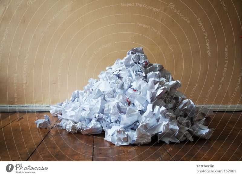 Haufen Papier Papiermüll Papierkorb Papierstau Papierrollen Müll Müllverwertung Idee Fehler Brainstorming Kreativität Falte Berge u. Gebirge schreiben