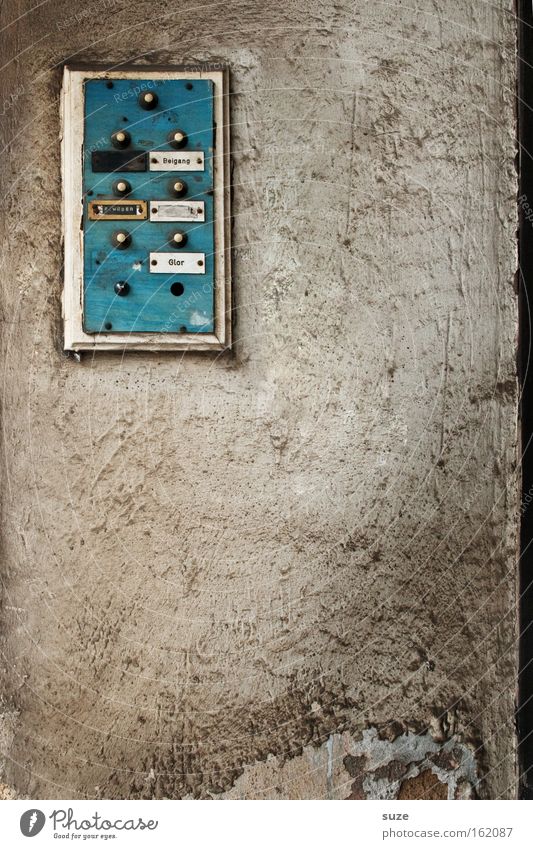 Keiner da Häusliches Leben Mauer Wand Fassade Namensschild Klingel alt authentisch dreckig einfach kaputt trist trocken blau grau Armut Nostalgie
