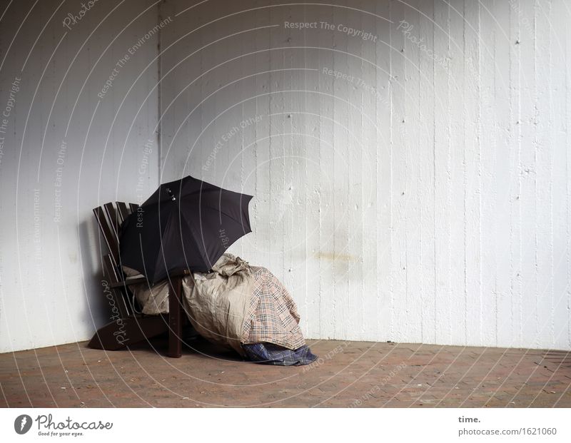 Nächstenliebe | respecting zone Stuhl Decke Mauer Wand Regenschirm trashig trist trocken unten Sicherheit Schutz Wahrheit Müdigkeit Enttäuschung Erschöpfung