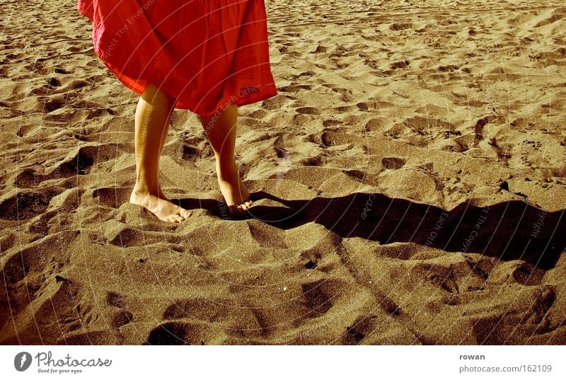 strand tanz Strand Sand Ferien & Urlaub & Reisen Sommer Wärme Rock rot Barfuß Schatten Küste