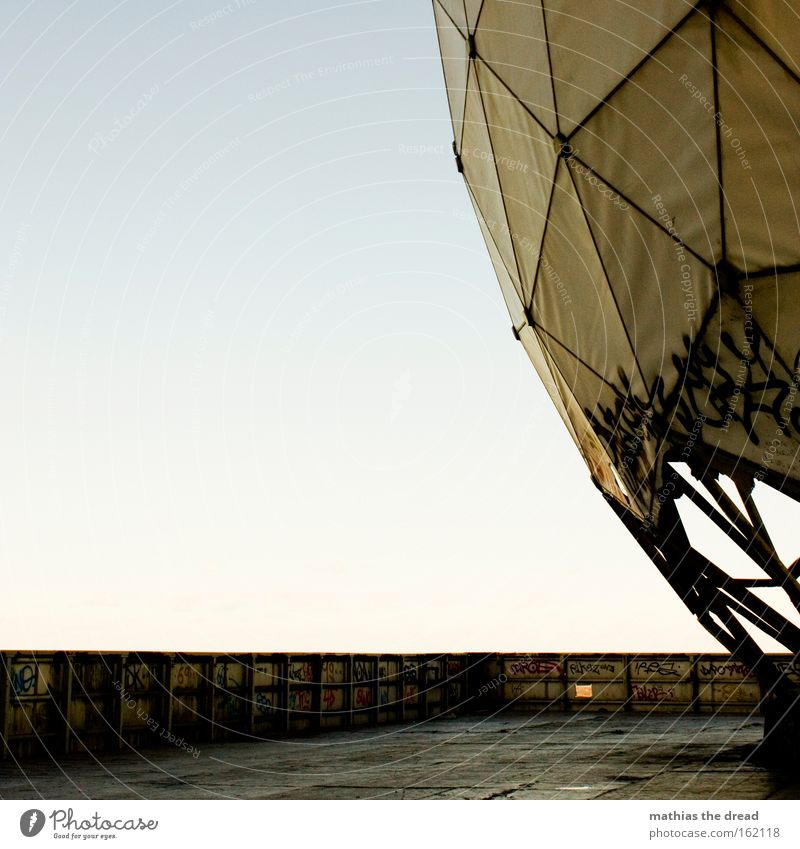 III Kugel rund weiß spionieren Himmel hell Gegenlicht Funktechnik Frequenz Haus Froschperspektive bewegungslos verfallen Wissenschaften radargebäude