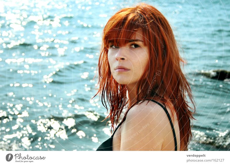 0_10 Wasser Behaarung nass blau rot Stil Gefühle Sommer Meer Frau Porträt Aussehen Schwimmen & Baden