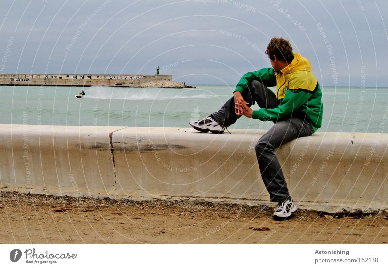 "schau! ein Boot!" Wasserfahrzeug Mann Meer Blick Mauer Wetter Spanien Mensch Wellen Himmel sitzen Beine