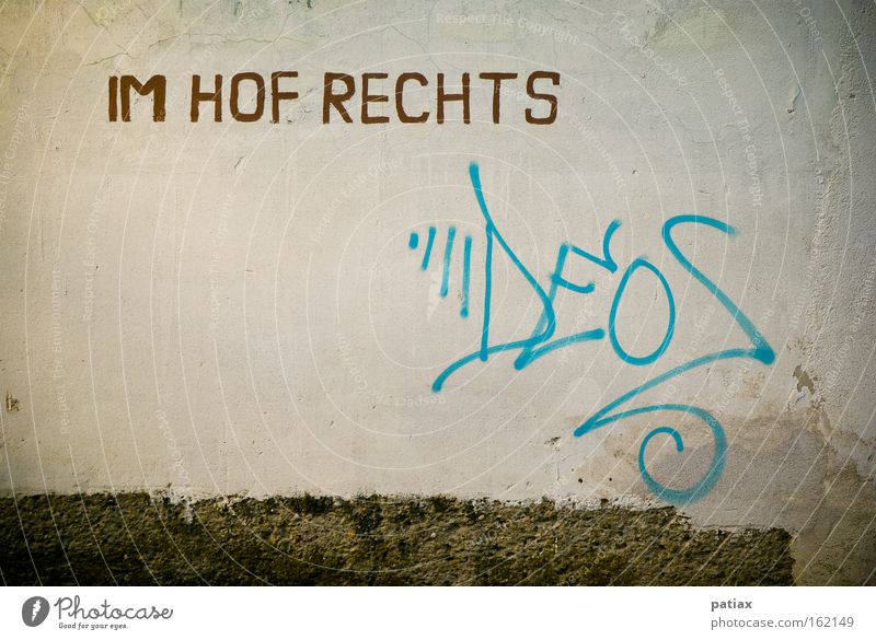 Wandschrift Graffiti Wandmalereien Wegweiser Hof Straße Unterschrift sprühen Österreich Wien Kommunizieren Schriftzeichen Wort Buchstaben Kunst Signatur