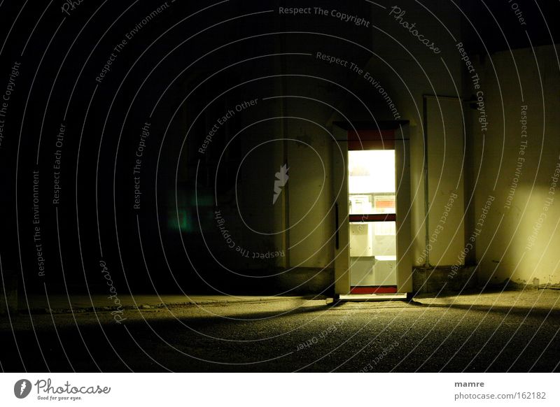 Photozelle Telefonzelle Nacht Nachtstimmung Licht dunkel Stimmung Einsamkeit Gefängniszelle erreichbar finden verfallen Kommunizieren Langzeitbelichtung