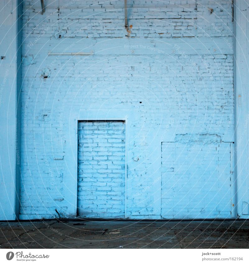 ZU (monochrom blau) Wand Backstein eckig einfach fest kalt Sicherheit Einsamkeit stagnierend Putz Rahmen Säule geschlossen Lagerhalle Halle einfarbig Abstufung
