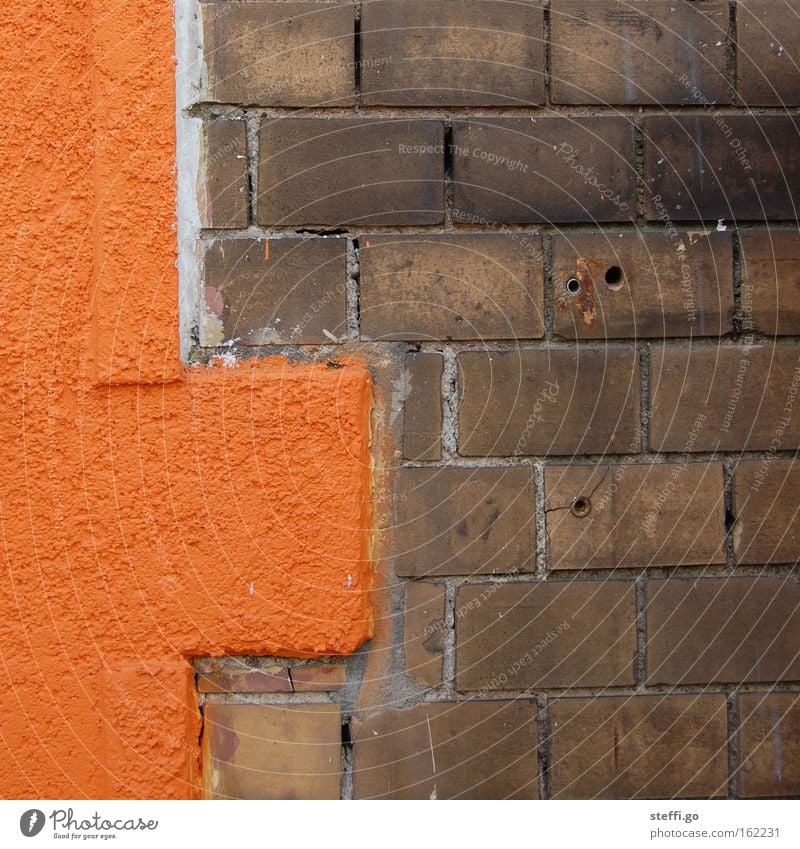 alt und neu. Bauwerk Gebäude Mauer Wand Fassade Stein Backstein außergewöhnlich eckig Stadt braun orange Backsteinfassade Putz Fassadenverkleidung