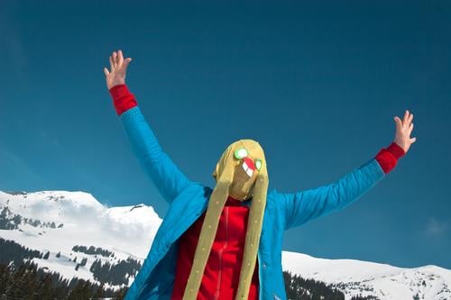ich komme in frieden Schweiz Berge u. Gebirge Schnee Maske verkleiden Ostern Osterhase Alpen lustig verrückt Strumpfhose Ohr Kunst Kultur Hase & Kaninchen