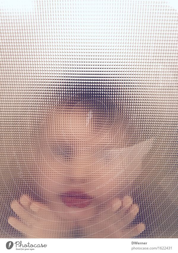 Küssen verboten! Gesicht Kindererziehung maskulin Kleinkind Junge 1 Mensch Fernsehen Fenster Tür Glas hocken hören Blick warten bedrohlich Angst Todesangst