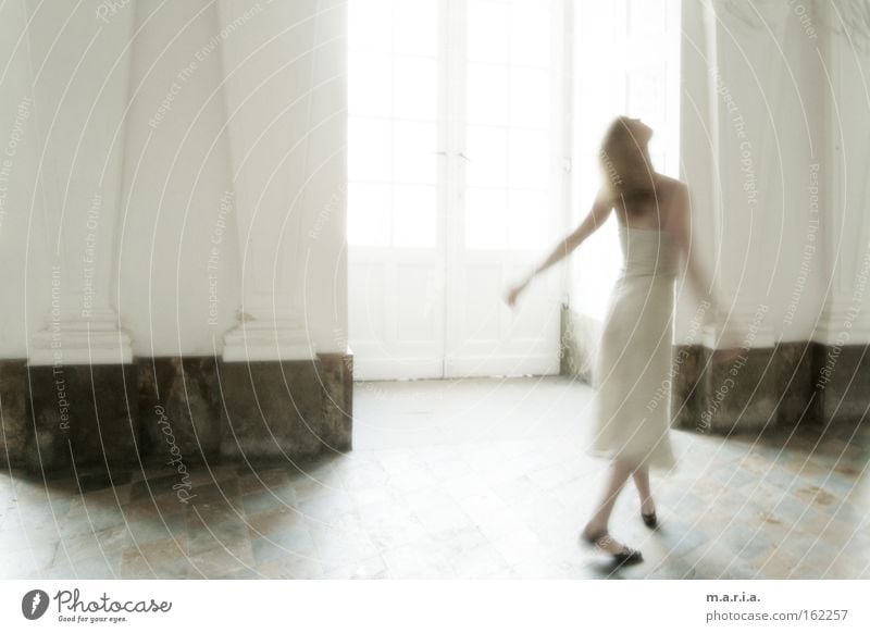 Elfentanz Frau Bewegung Tanzen Kleid Burg oder Schloss Saal weiß durchsichtig Marmor Fenster Freude Kunst Kultur helles Licht