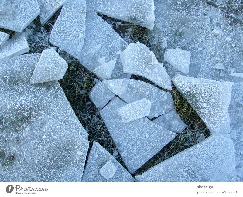 Eisscholle an Land Splitter blau Kristallstrukturen gefroren zerspringen kaputt eckig kalt Winter