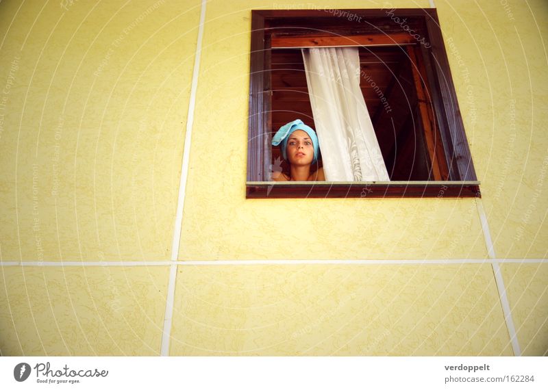 0_15 Fenster Frau gelb Turban Badetuch Stil Häusliches Leben nach oben Aussehen