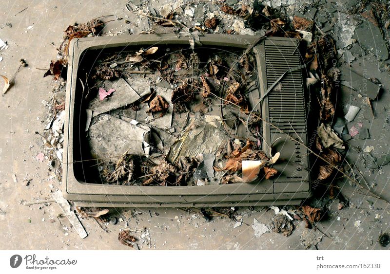 Fernsehen kaputt Zerstörung Boden Müll Tod Bildschirm