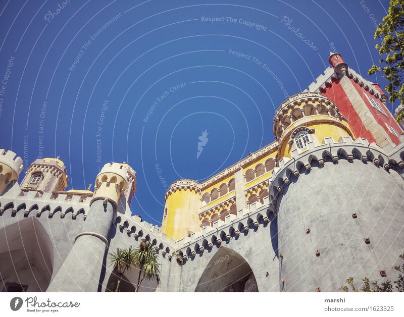 Portugals Neuschwanstein Sehenswürdigkeit Sintra Burg oder Schloss mehrfarbig groß Städtereise rot gelb blau wuchtig Außenaufnahme Höhe Domizil