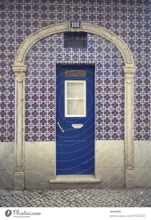 Nummer 108 Stadt Hauptstadt Stadtzentrum Altstadt bevölkert Haus Mauer Wand Fassade Tür Fußmatte Namensschild Klingel Türspion Briefkasten Stimmung blau