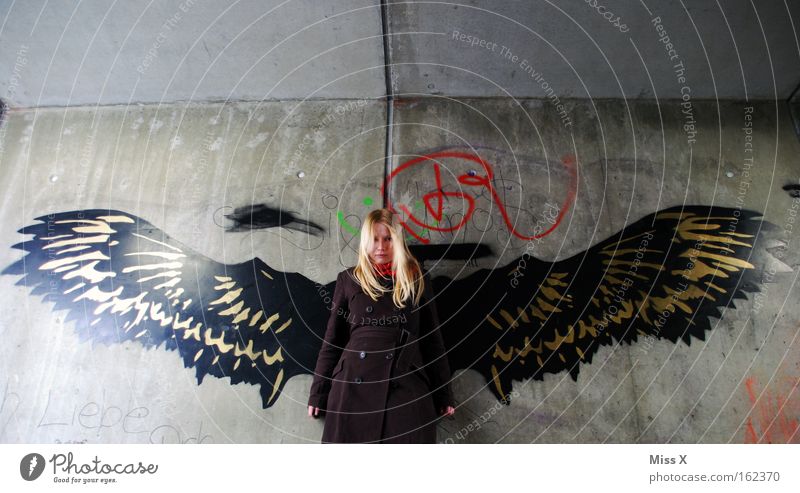 Engel Farbfoto Außenaufnahme Junge Frau Jugendliche 18-30 Jahre Erwachsene Tunnel Mauer Wand U-Bahn blond Flügel Graffiti dunkel Wut Gewalt Schacht