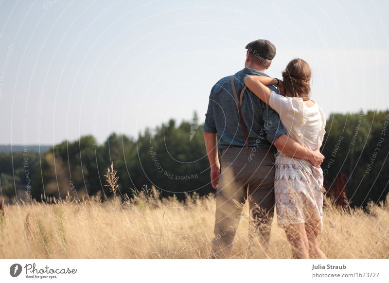 Paar steht im Sommer auf einem Feld und schaut in die Ferne maskulin feminin Partner Erwachsene 2 Mensch 30-45 Jahre Herbst Schönes Wetter Baum Hemd Kleid
