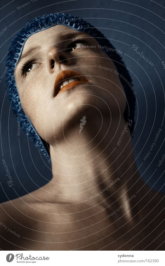 Sehnsucht Gesicht Porträt Mensch Frau blau sanft verwundbar schön Bewegung elegant Haut Spielen schwimmhaube