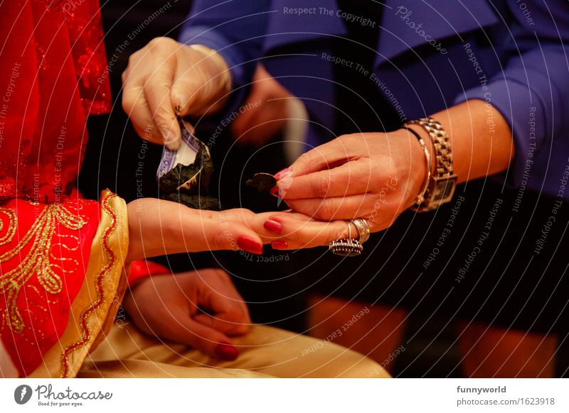 Klecks Henna Frau Erwachsene Hand Vorfreude Hennamalerei Hochzeit henna abend Türkei Tradition Kultur Ritual Braut Henna-Nacht Farbfoto