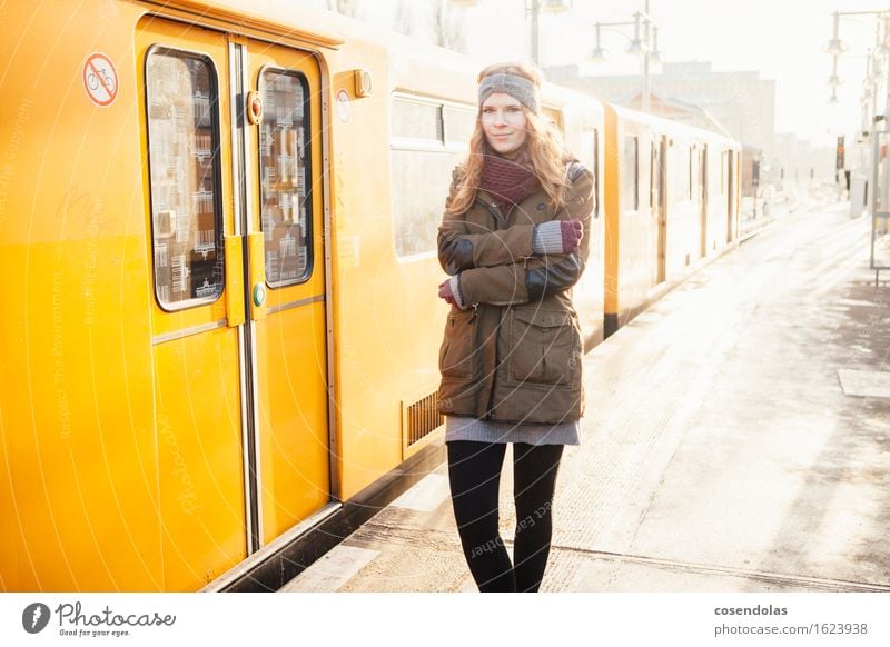 madame friert Student feminin Junge Frau Jugendliche 1 Mensch 18-30 Jahre Erwachsene Bahnhof Öffentlicher Personennahverkehr U-Bahn Bahnsteig Jacke Schal