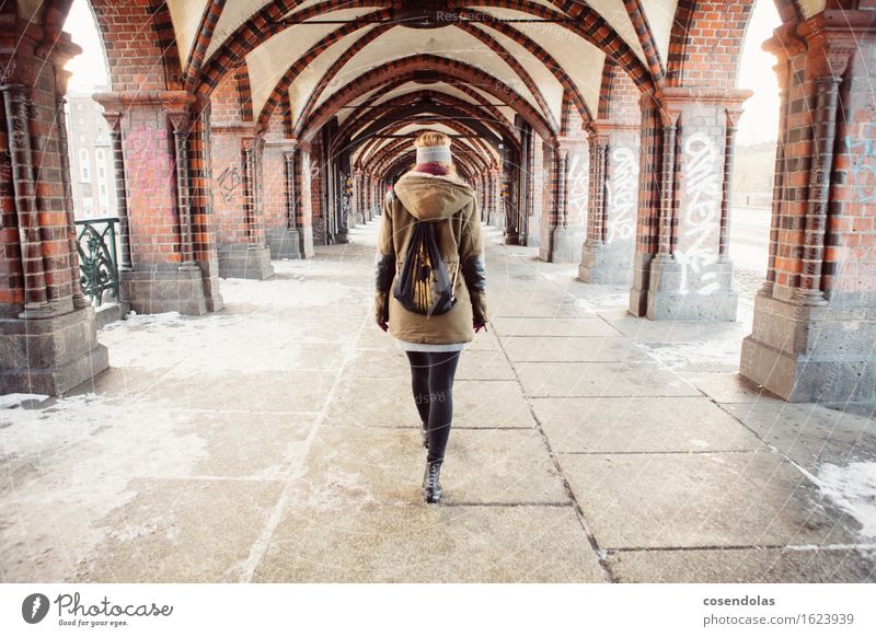 spazieren in Berlin Lifestyle Ferien & Urlaub & Reisen Tourismus Sightseeing Städtereise Winter Schnee Student feminin Junge Frau Jugendliche 1 Mensch