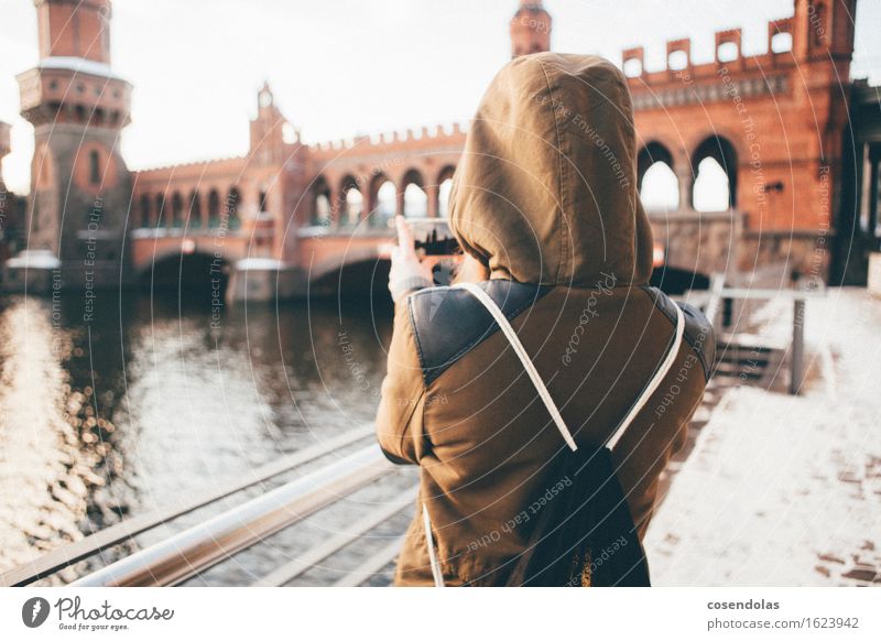 Junge Frau macht ein Foto von einer Brücke Lifestyle Ferien & Urlaub & Reisen Sightseeing Städtereise Student Handy PDA Internet feminin Jugendliche 1 Mensch