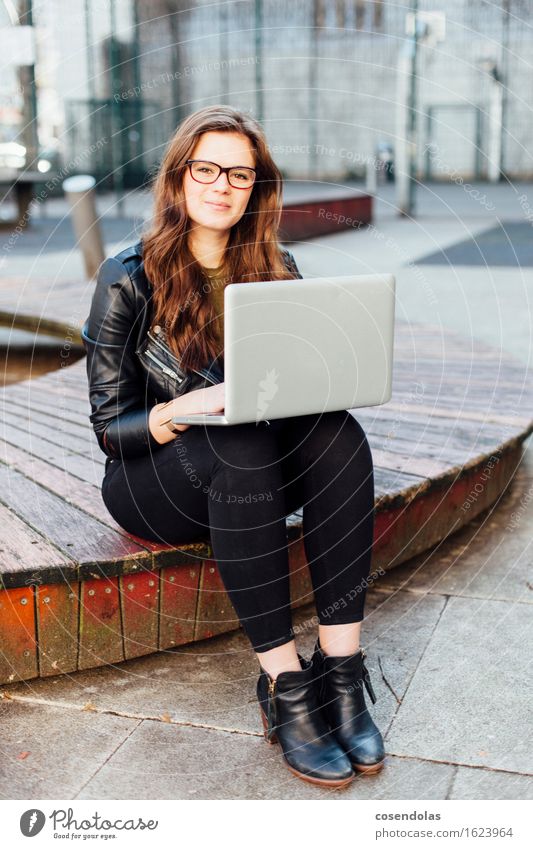 Ana Lifestyle Freude Freizeit & Hobby lernen Student Arbeit & Erwerbstätigkeit Beruf Computer Notebook Unterhaltungselektronik Internet feminin Junge Frau