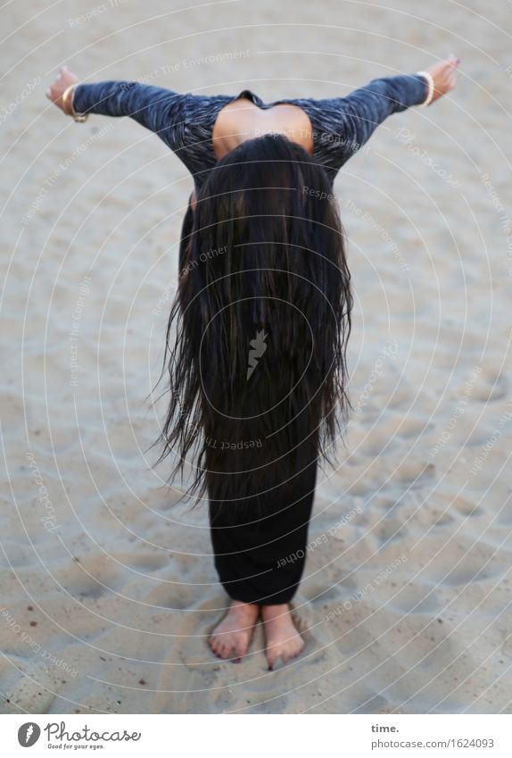 Nastya feminin 1 Mensch Schauspieler Sand Strand Wüste T-Shirt Schmuck schwarzhaarig langhaarig Bewegung Sport stehen schön Leidenschaft Geborgenheit Leben
