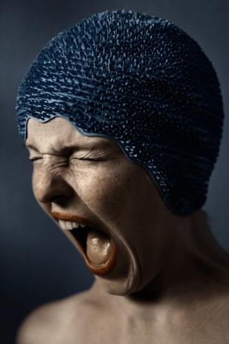 Unterbrechung Gesicht Porträt Mensch Frau blau Schmerz verwundbar Wut Bewegung Kraft Haut schreien Gefühle schwimmhaube