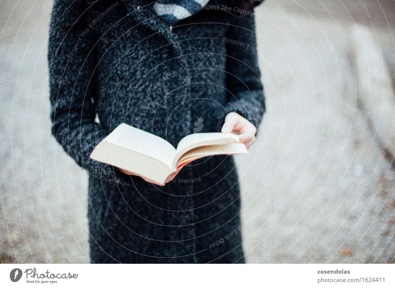 Lesen Winter Bildung Erwachsenenbildung lernen Studium Student Junge Frau Jugendliche 1 Mensch 18-30 Jahre Buch Jacke Mantel lesen elegant grau schwarz fleißig