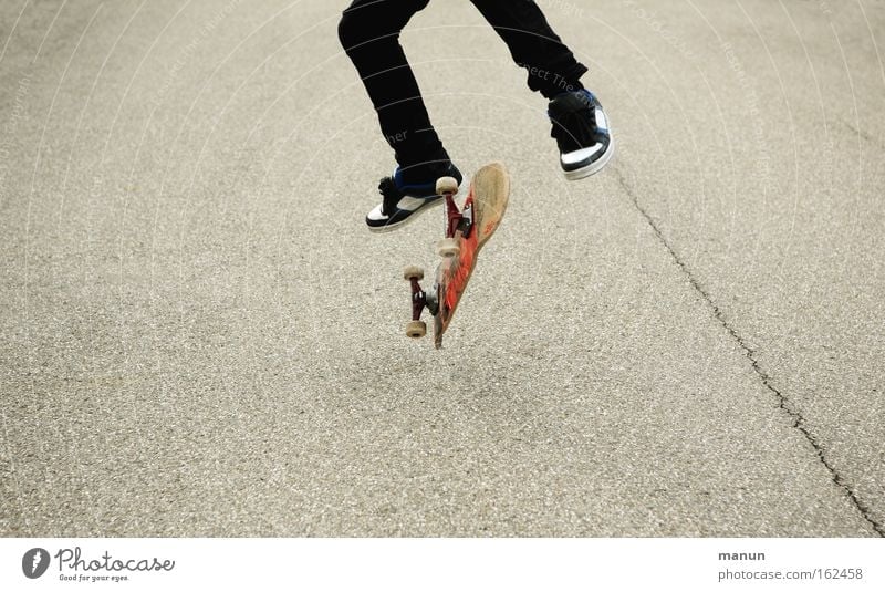 Online-Skating Skateboarding sportlich Bewegung Erfolg Begeisterung Freude springen Jugendliche Selbstvertrauen Asphalt Straße üben