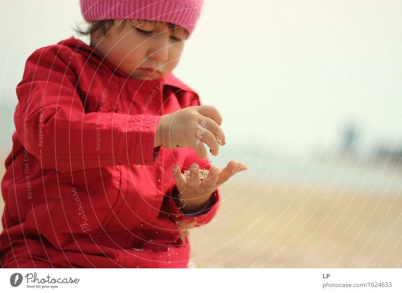 hübsches Baby schaut nach unten und spielt mit Sand Lifestyle Freude Spielen Kinderspiel Sandspiel Kindererziehung Bildung Kindergarten Schule lernen Schulkind