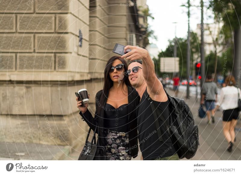 Fröhliche Freunde fotografieren sich selbst mit einem Smartphone Selfie Freundschaft Frauen Männer Menschengruppe Internet Straße Spaß Foto Fröhlichkeit heiter