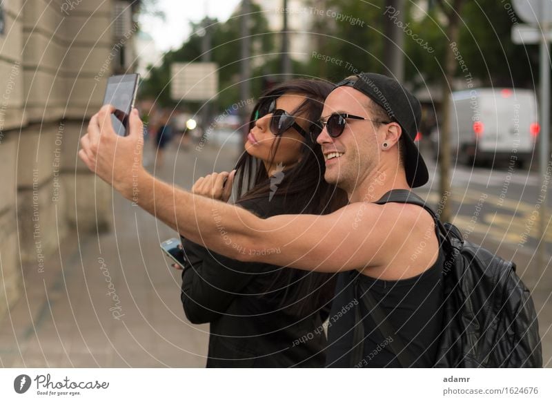 Junges Paar beim Selbstmord Selfie Freundschaft Frauen Männer Menschengruppe Internet Straße Spaß Foto Fröhlichkeit heiter Lächeln Lifestyle usrban Frühling