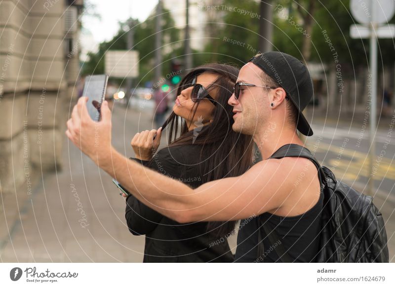 Zwei fröhliche Freunde fotografieren sich mit einem Smartphone Selfie Freundschaft Frauen Männer Menschengruppe Internet Straße Spaß Foto Fröhlichkeit heiter
