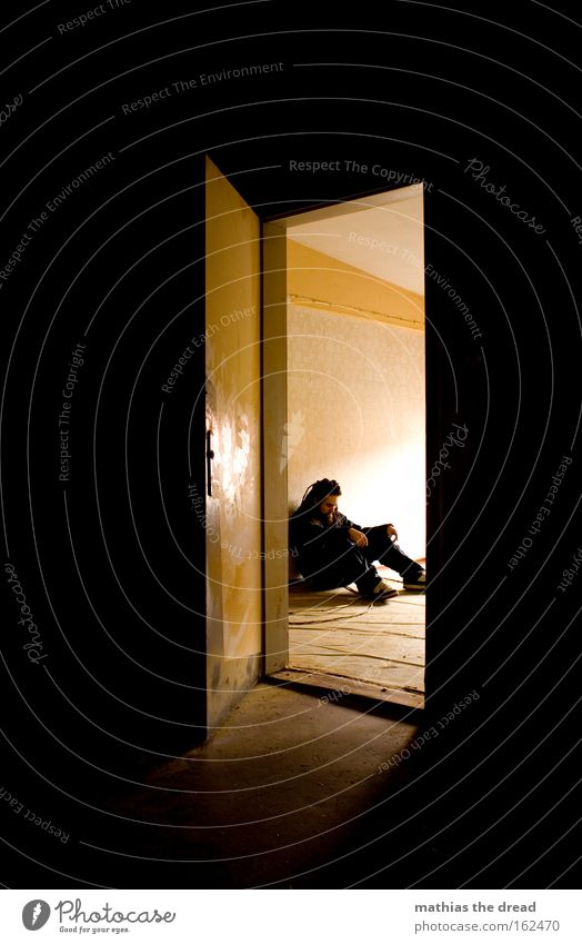 STILLES WARTEN Tür Raum Öffnung Einblick Mann Mensch sitzen Einsamkeit nachdenklich hell Licht Kontrast Trauer verfallen Verzweiflung Vergänglichkeit