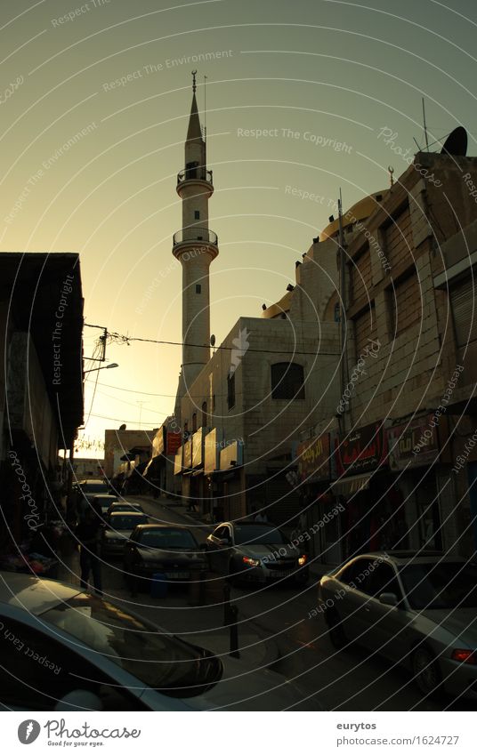 Stadtverkehr im nahen Osten Kleinstadt bevölkert Haus Turm Bauwerk Gebäude Architektur Straße fahren Minarett Moschee Syrien Jordanien Farbfoto Außenaufnahme