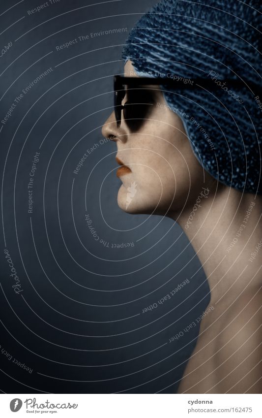 Abschotten Gesicht Porträt Mensch Frau blau sanft Profil schön Bewegung elegant Haut Sonnenbrille Spielen Gefühle schwimmhaube