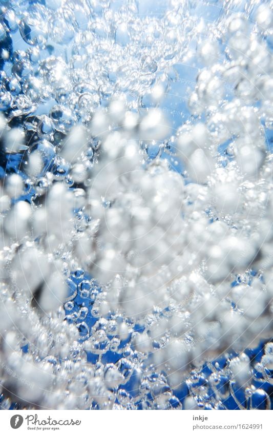 Unterwasserblubber Urelemente Luft Wasser Luftblase Blase Blubbern frisch Sauberkeit wild blau weiß viele Bewegung durcheinander Blauer Himmel füllen Farbfoto