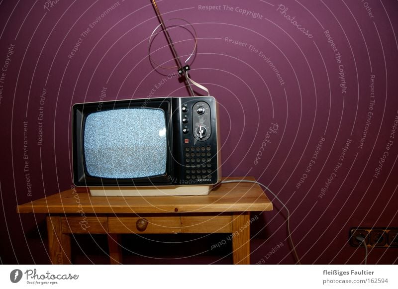 Bildstörung Fernseher alt Elektronik retro Sechziger Jahre violett Wand Rauschen Fernsehen schauen Antenne Elektrisches Gerät Technik & Technologie obskur