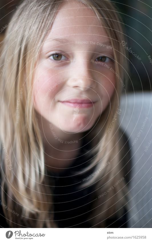 o.t. schön Kind Mädchen Kindheit Kopf Haare & Frisuren Gesicht 1 Mensch 8-13 Jahre blond langhaarig beobachten Lächeln Gefühle Fröhlichkeit selbstbewußt