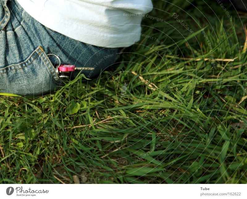 [DD|Apr|09] The Key Schlüssel Wiese sitzen Picknick grün Dresden Freiheit Erfolg Häusliches Leben Rasen Jeanshose ausreißer Schließer Gefängniss Tür