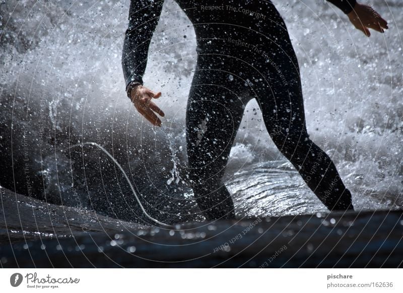 Steh nicht so rum! Stil Spielen Sport Mann Erwachsene Wasser Fluss Tropfen Surfen Surfer Neopren Aktion Extremsport Riversurfing pischare leash mur Farbfoto