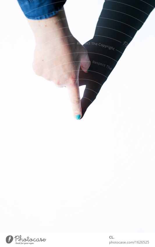 fingerzeig Nagellack Mensch feminin Frau Erwachsene Arme Hand Finger 1 entdecken blau türkis Genauigkeit Idee Präzision Ziel Hinweis zeigen Farbfoto