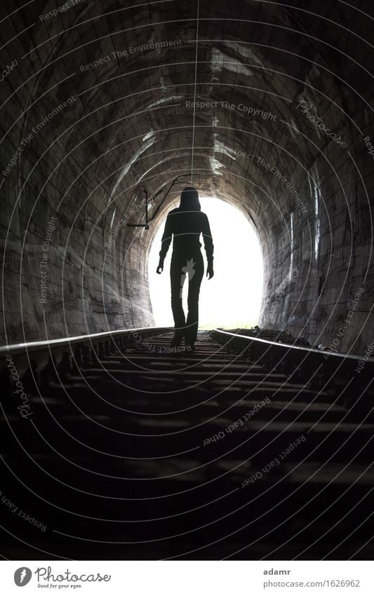 Person am Ende des Tunnels dunkel Licht Männer Stollen Silhouette Einsamkeit Angst Führung Schatten Flucht Mysterium verlassend Das Ende Hintergrundbeleuchtung