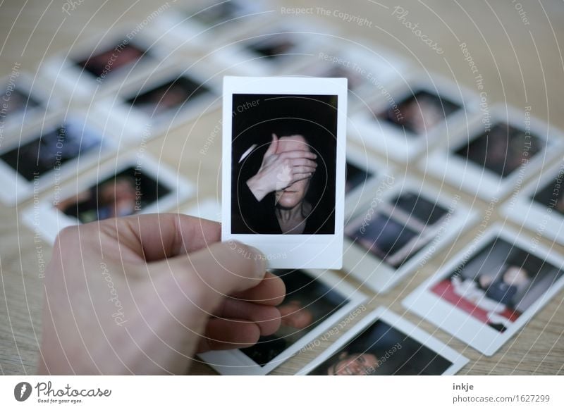 Polaroids Frau mit Hand vorm Gesicht Erwachsene Leben 1 Mensch Bild-im-Bild Fotografie Anhäufung Gefühle Scham Reue Hemmung Identität Krise