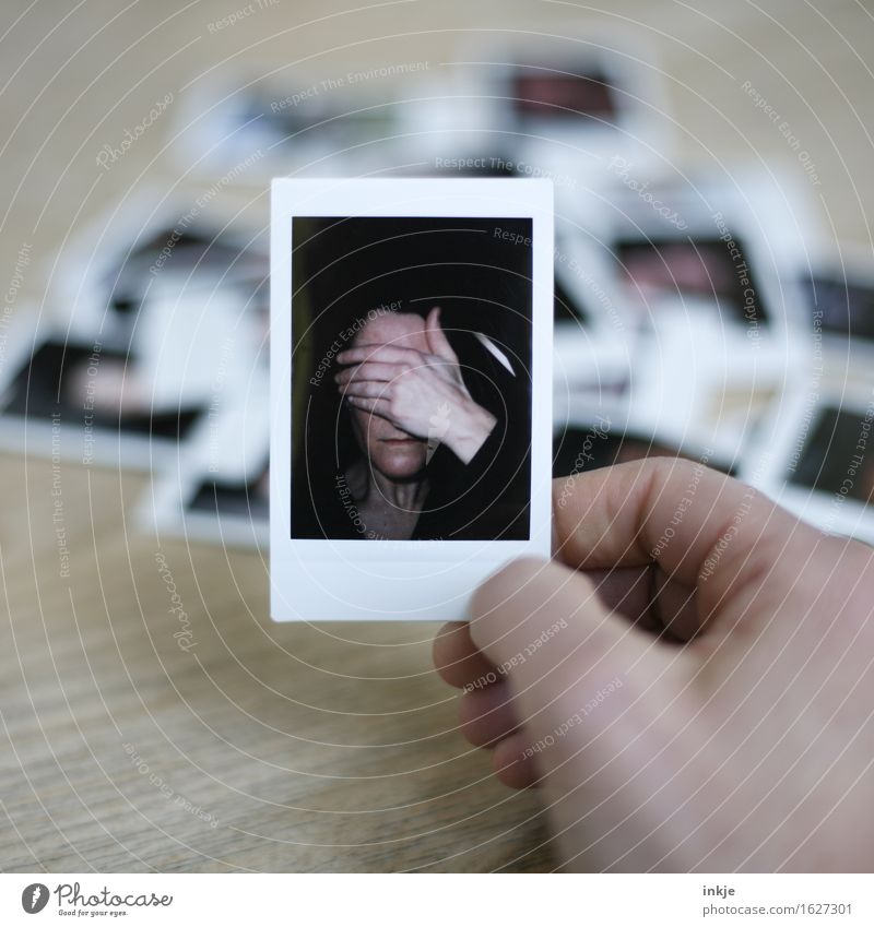...... ! Lifestyle Stil Frau Erwachsene Leben Gesicht Hand 1 Mensch Sammlung Polaroid Fotografie außergewöhnlich Gefühle Stimmung Sorge Scham Reue Hemmung